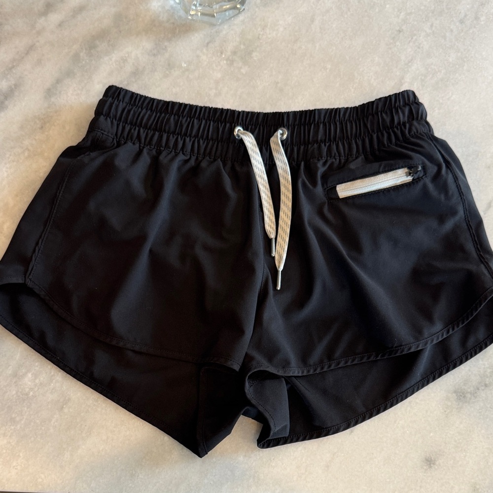 Black XS vuori clementine 2.0 shorts.  2 inch inseam.